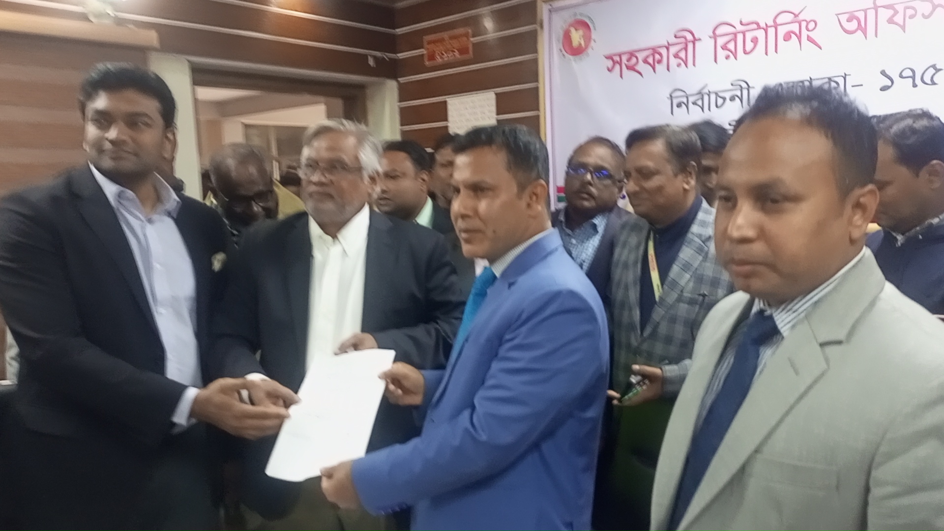 ঢাকা -২ আসনে বিএনপির একমাত্র প্রার্থী হিসেবে মনোনয়নপত্র জমা দিলেন চারবারের সাবেক এমপি আমান উল্লাহ আমান