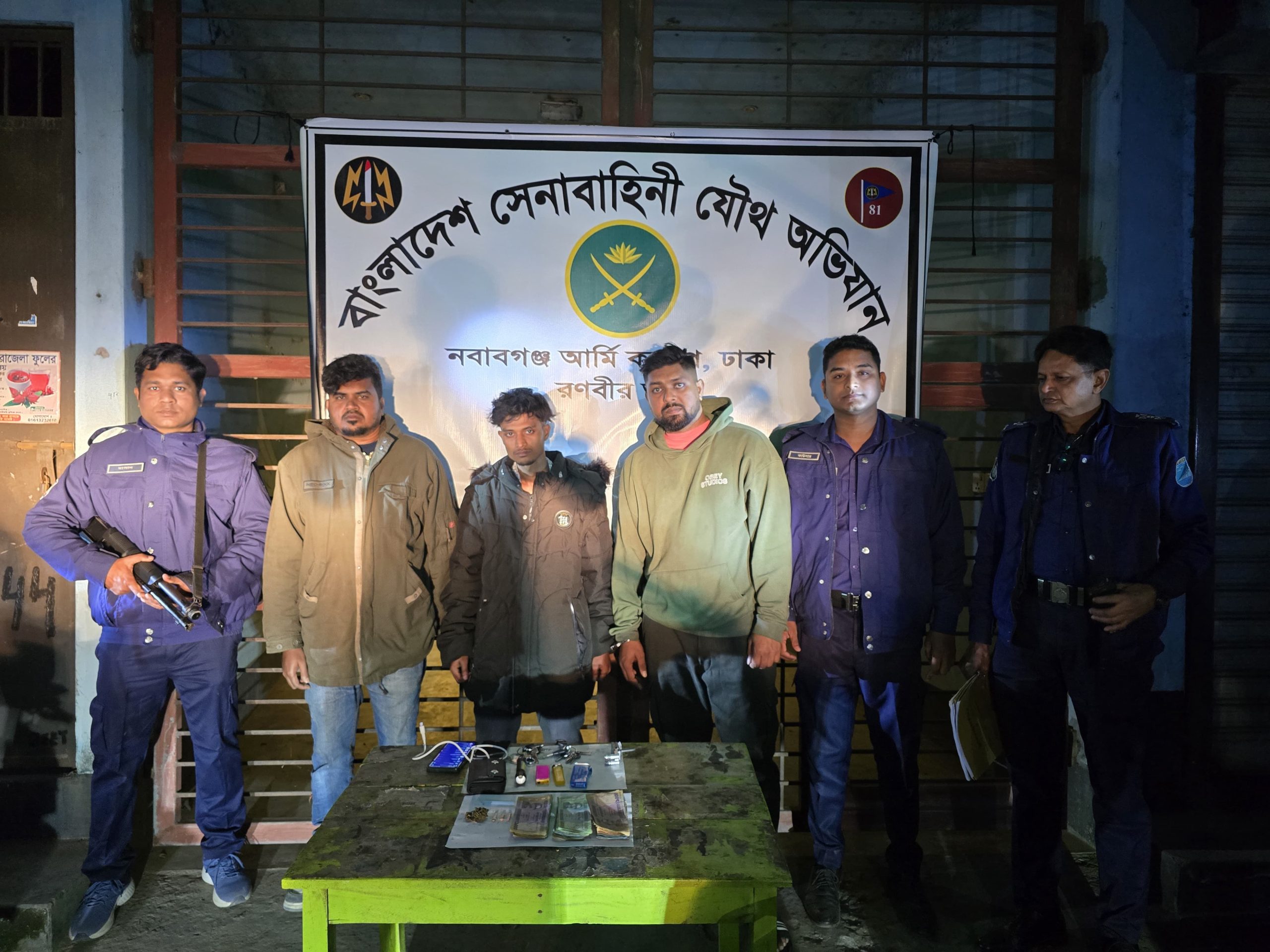 নবাবগঞ্জে সেনাবাহিনীর অভিযানে ৩ মাদক কারবারি আটক, নগদ অর্থ ও ইয়াবা উদ্ধার