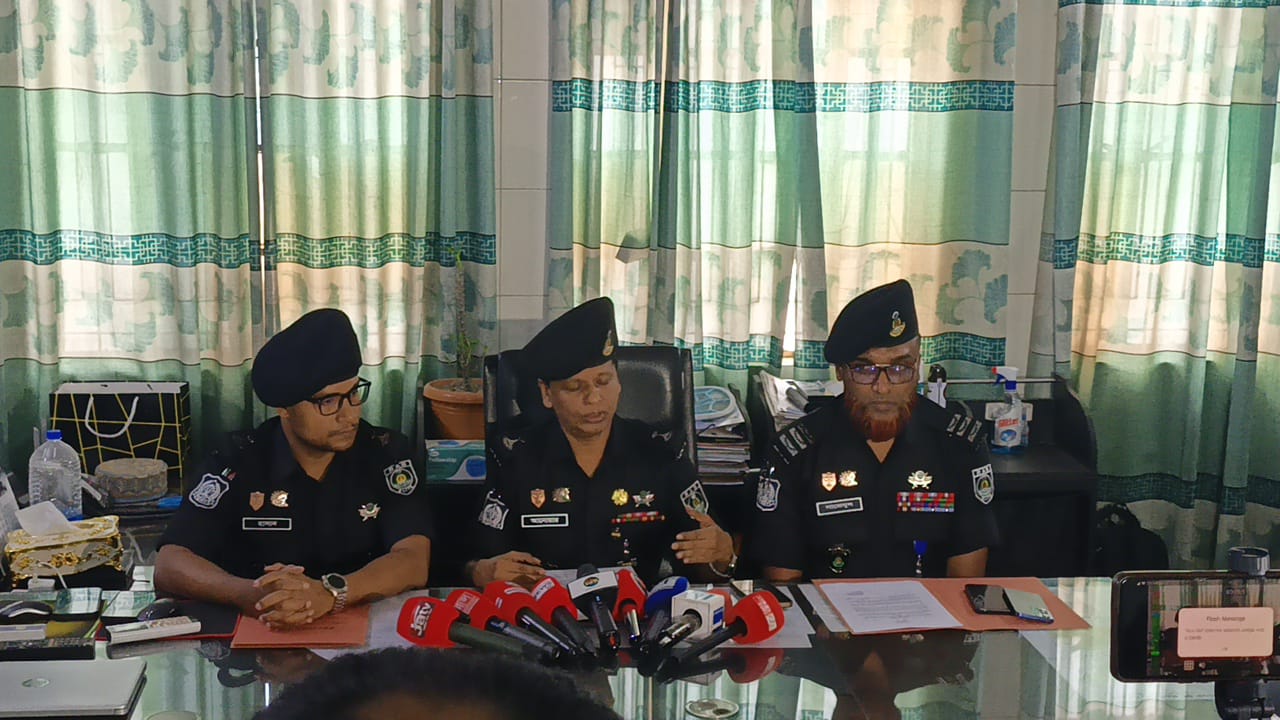 শ্যামপুরে আবাসিক হোটেলে র‌্যাবের অভিযান  বিদেশি পিস্তল ও গুলিসহ গ্রেফতার ১