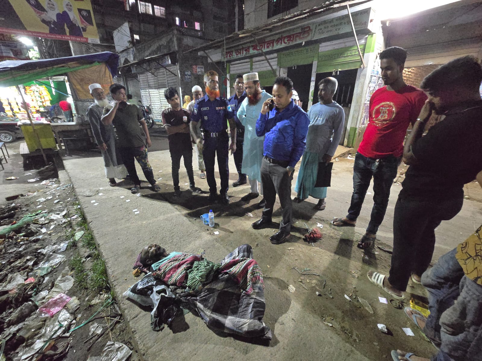 রাস্তা থেকে মুমূর্ষু প্রতিবন্ধীকে উদ্ধার করে হাসপাতালে নিলেন ইউএনও